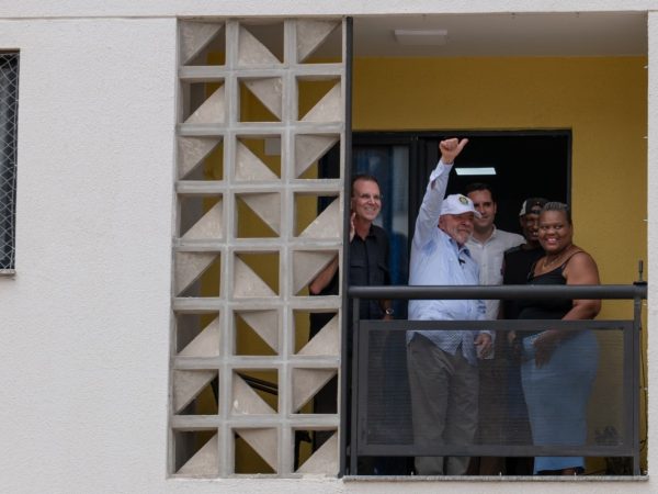 Lula e Paes entregam 64 apartamentos em nova etapa do Morar Carioca; condomínio substituiu a antiga Comunidade do Aço, em Santa Cruz 48 Lula e Eduardo Paes participam da entrega de novos apartamentos do Morar Carioca do Aço
