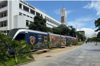 O VLT carioca circula com a propaganda do CREA AQUI: plataforma de ideias, parcerias e tecnologia