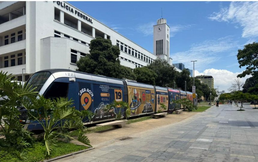O VLT carioca circula com a propaganda do CREA AQUI: plataforma de ideias, parcerias e tecnologia