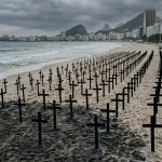 Cruzes instaladas por manifestação na Praia de Copacabana
