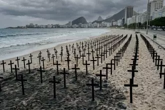 Cruzes instaladas por manifestação na Praia de Copacabana