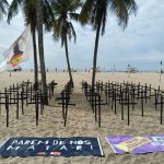 Cruzes instaladas por manifestação na Praia de Copacabana, em protesto contra alta de feminicídios