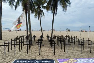 Cruzes instaladas por manifestação na Praia de Copacabana, em protesto contra alta de feminicídios