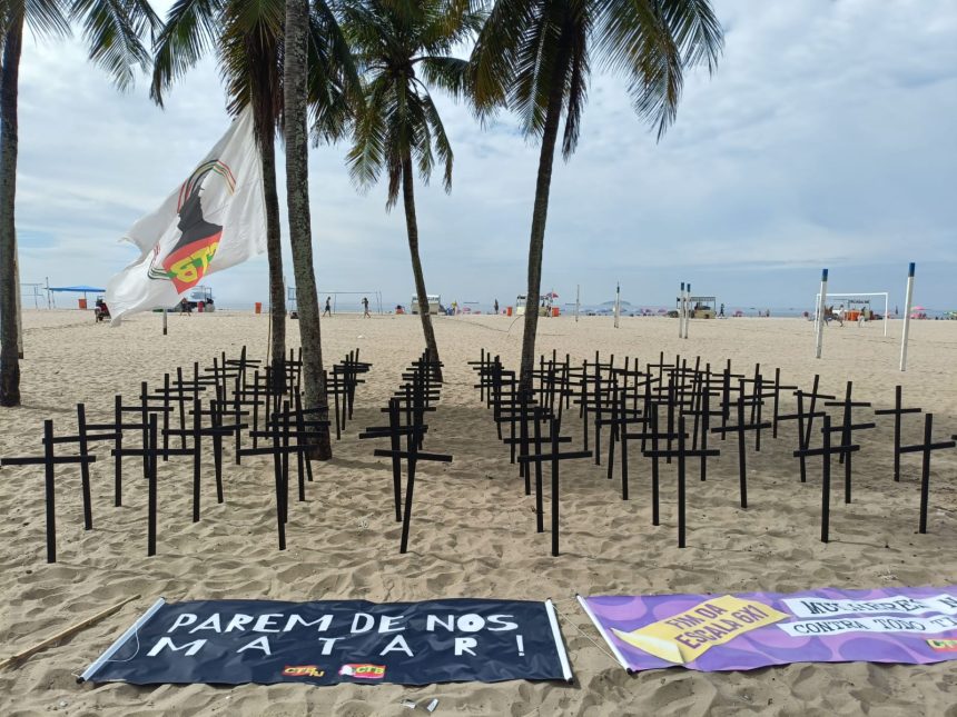 Cruzes instaladas por manifestação na Praia de Copacabana, em protesto contra alta de feminicídios