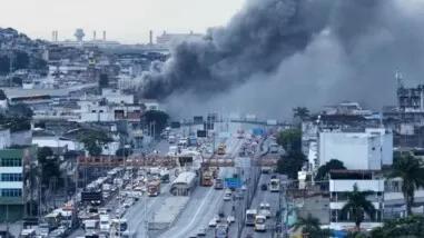 A Avenida Brasil congestionada por causa do incêndio na loja Motocriss, em Ramos