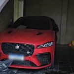 Policiais encontraram um Jaguar roubado em Nova Iguaçu em operação contra CV