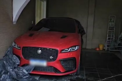 Policiais encontraram um Jaguar roubado em Nova Iguaçu em operação contra CV