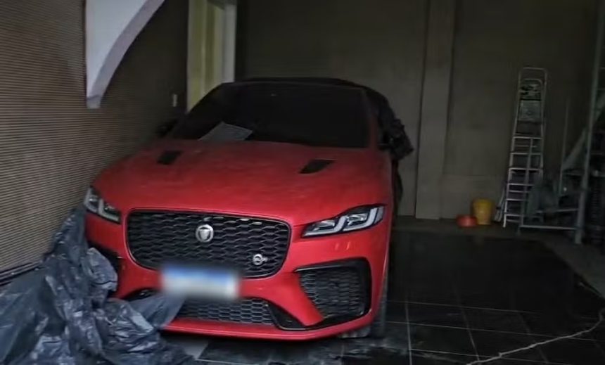 Policiais encontraram um Jaguar roubado em Nova Iguaçu em operação contra CV