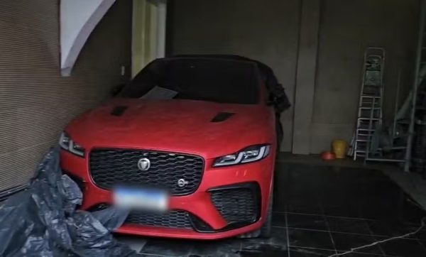 Policiais encontraram um Jaguar roubado em Nova Iguaçu em operação contra CV