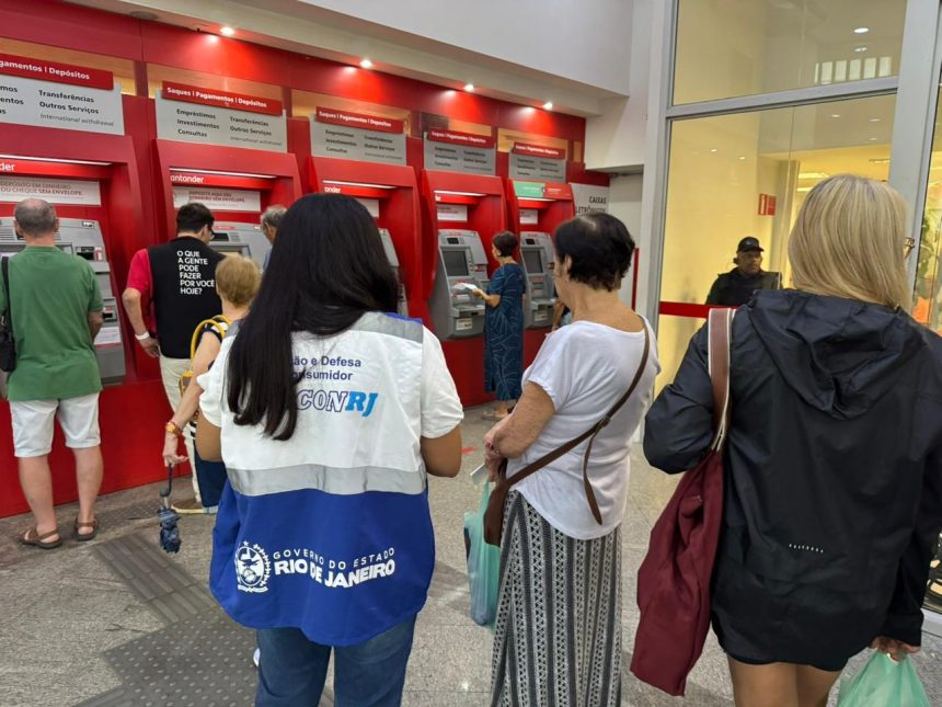 Operação de fiscalização do Procon-RJ em agência bancária