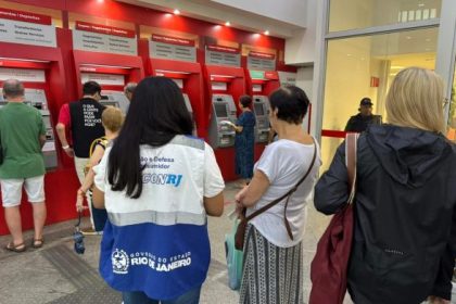 Operação de fiscalização do Procon-RJ em agência bancária