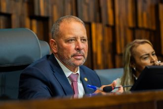 O presidente em exercício da Alerj, Guilherme Delaroli