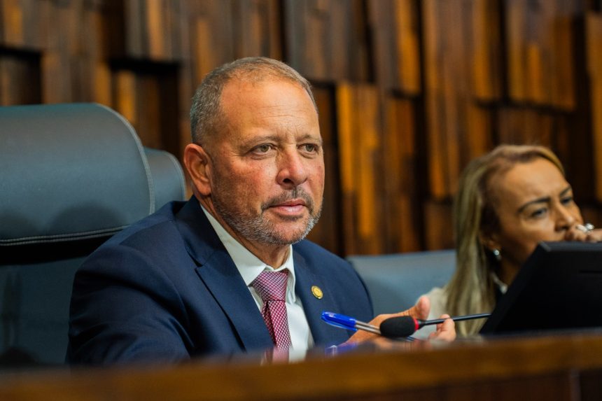 O presidente em exercício da Alerj, Guilherme Delaroli
