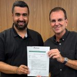 Leonardo Vasconcellos, prefeito de Teresópolis, ao lado de Eduardo Paes