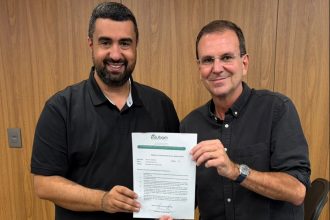 Leonardo Vasconcellos, prefeito de Teresópolis, ao lado de Eduardo Paes