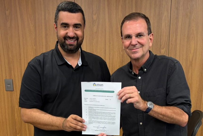 Leonardo Vasconcellos, prefeito de Teresópolis, ao lado de Eduardo Paes