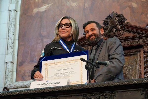 Primeira mulher secretária de Administração Penitenciária recebe Medalha Tiradentes, maior honraria da Alerj 55 secretária da Seap Maria Rosa Lo Duca Nebel