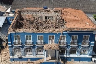 Parte do telhado da Casa dos Poveiros desaba no Rio Comprido