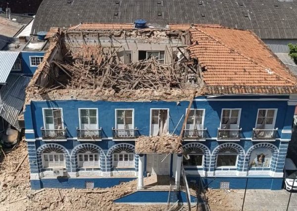 Parte do telhado da Casa dos Poveiros desaba no Rio Comprido