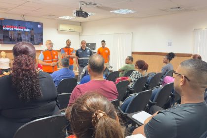 O subsecretário Marcelo Arar e o pessoal da Defesa Civil, no curso sobre primeiros socorros