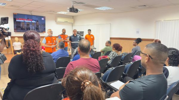 O subsecretário Marcelo Arar e o pessoal da Defesa Civil, no curso sobre primeiros socorros