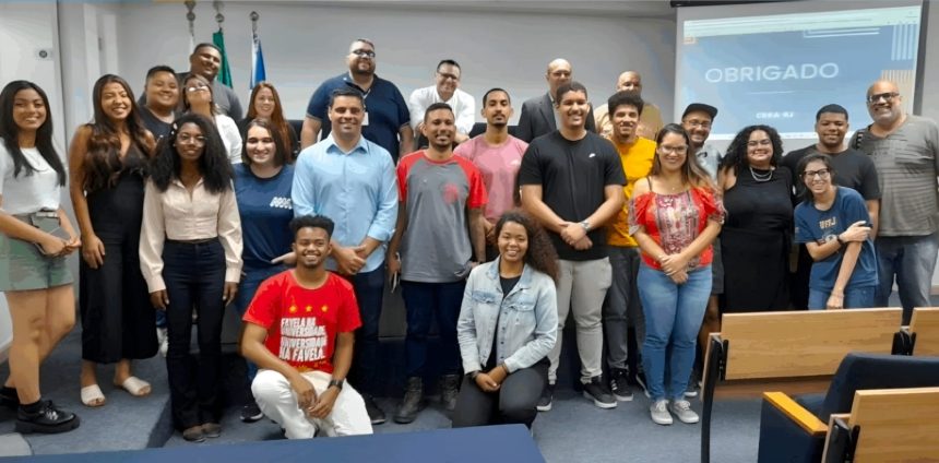 Estudantes de engenharia se reúnem em plenária na sede do CREA-RJ, no Centro do Rio