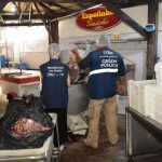 Agentes da vigilância sanitária e da Seop na fábrica de espetinhos "Espetinho Gaúcho"