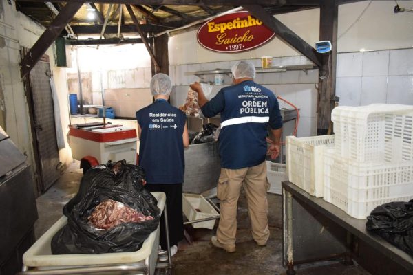 Fábrica clandestina de espetinhos de churrasco é interditada no Andaraí; agentes descartam 700 kg de alimentos 52 Agentes da vigilância sanitária e da Seop na fábrica de espetinhos "Espetinho Gaúcho"