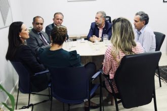 Carlos Lupi, a senadora Leila Barros (DF) e os deputados Max Lemos (RJ), Félix Mendonça (BA) e André Figueiredo (CE) recebem Luiza Brunet em Brasília