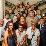 Gabriel da Muda recebe Medalha Pedro Ernesto em noite de festa na Câmara do Rio