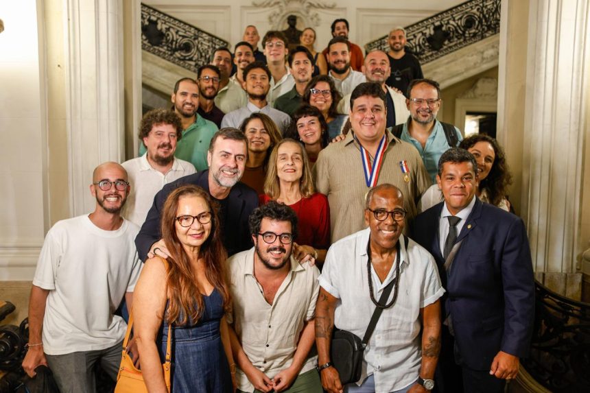 Gabriel da Muda recebe Medalha Pedro Ernesto em noite de festa na Câmara do Rio