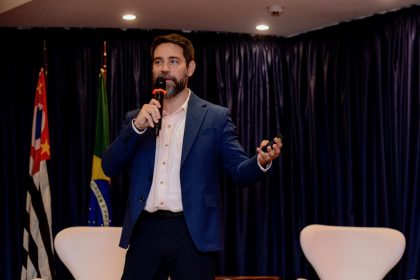 Paulo Loiola, estrategista e sócio da Baselab, fala no Congresso de Comunicação Política e Institucional (Compol Brasil)