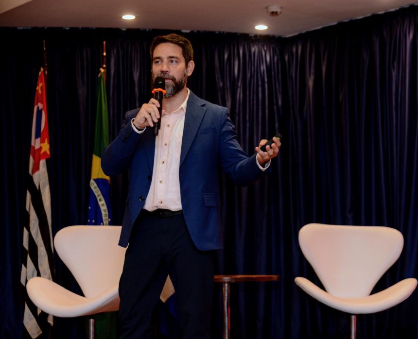 Paulo Loiola, estrategista e sócio da Baselab, fala no Congresso de Comunicação Política e Institucional (Compol Brasil)