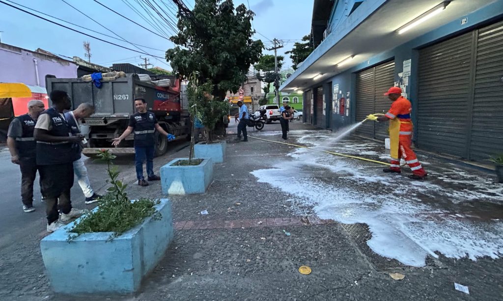 Comlurb limpando calçada em Madureira