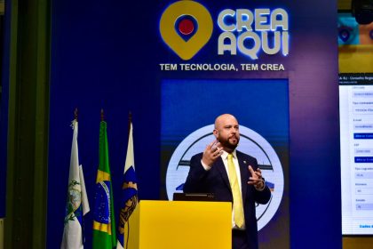 O presidente do CREA-RJ, engenheiro Miguel Fernández, na abertura do CREA AQUI: anúncio de nova tecnologia que vai aprimorar o sistema