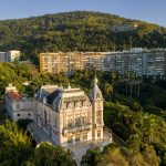 O Palácio das Laranjeiras, no meio do verde e dentro do condomínio Parque Guinle