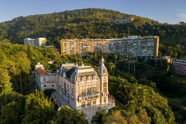 O Palácio das Laranjeiras, no meio do verde e dentro do condomínio Parque Guinle
