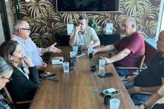 Freixo e Élika se reuniram com lideranças de policiais e bombeiros da reserva.