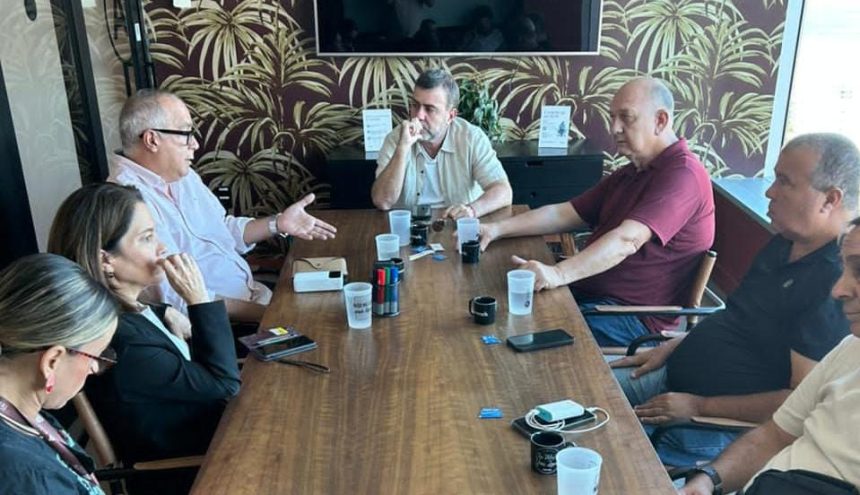 Freixo e Élika se reuniram com lideranças de policiais e bombeiros da reserva.