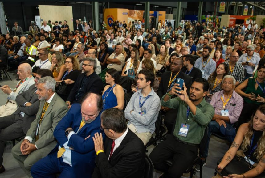 Casa cheia: plateia de mais de 500 pessoas assiste à abertura do CREA AQUI, no Armazém 3 do Píer Mauá