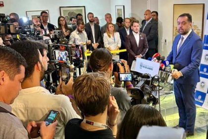 O governador Cláudio Castro na última entrevista coletiva antes de assinar a carta de renúncia