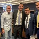 Douglas Ruas (PL) e Chico Machado (SDD) abraçados em plenário, ladeados da tropa de choque da Alerj, Rodrigo Amorim (União), Alan Lopes (PL) e Filippe Poubel (PL)