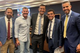 Douglas Ruas (PL) e Chico Machado (SDD) abraçados em plenário, ladeados da tropa de choque da Alerj, Rodrigo Amorim (União), Alan Lopes (PL) e Filippe Poubel (PL)