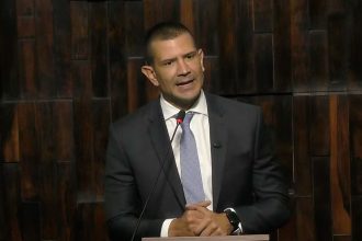 Douglas Ruas no plenário da Alerj