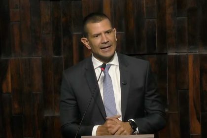 Douglas Ruas no plenário da Alerj