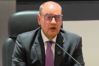 Eleição-tampão: governador interino adia convocação e envia ofício ao TSE para confirmar se será direta ou indireta