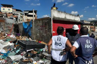 Subprefeitura demolindo imóvel ocioso na Penha