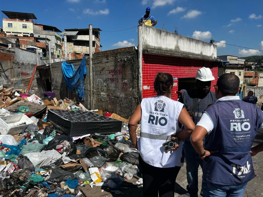 Subprefeitura demolindo imóvel ocioso na Penha