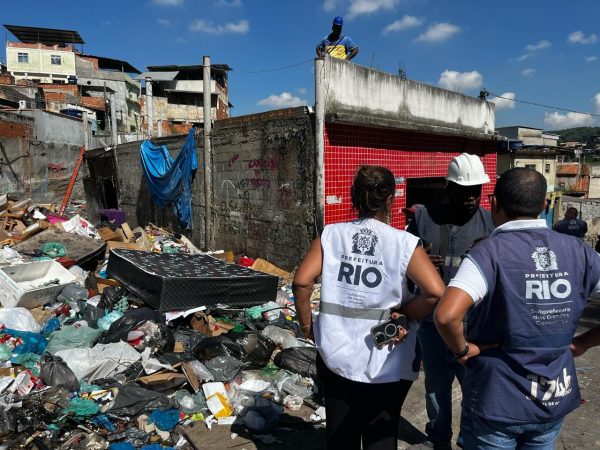 Subprefeitura demolindo imóvel ocioso na Penha