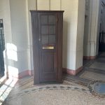 A cabine para a votação secreta exposta num corredor do Palácio Tiradentes